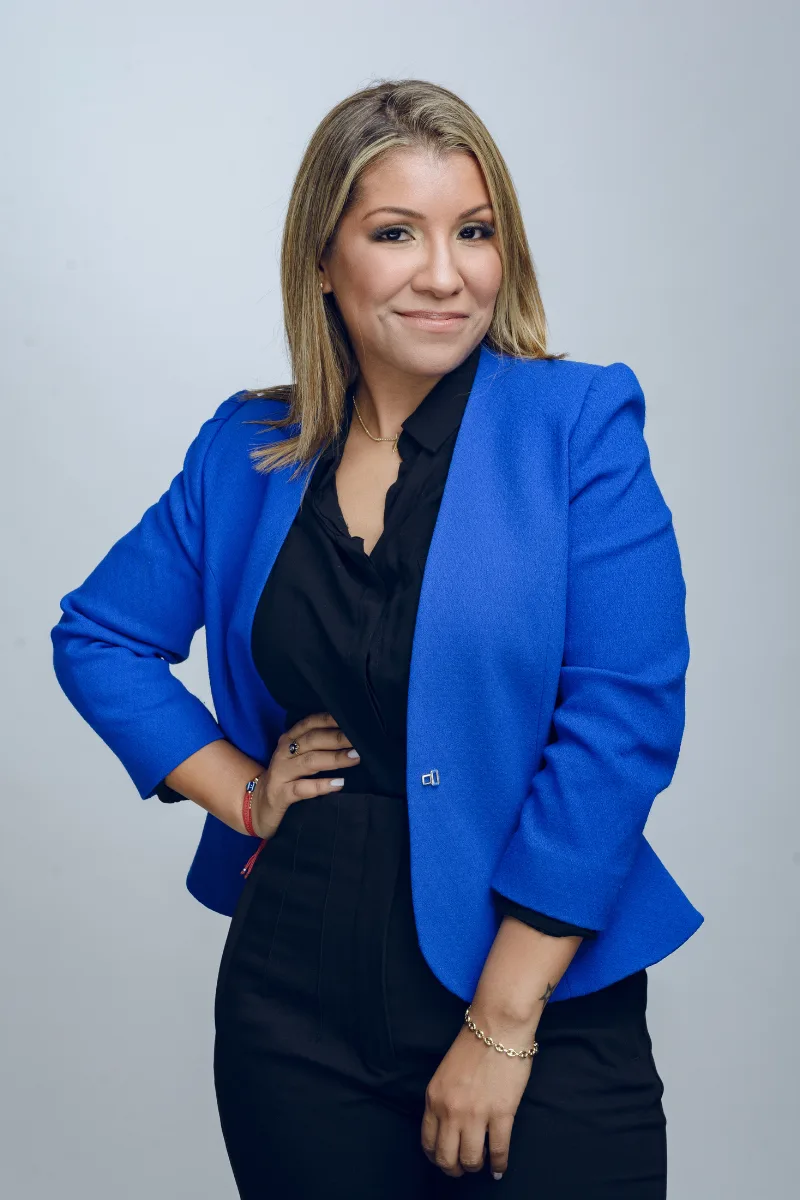 Marilú, psicóloga, con americana azul
